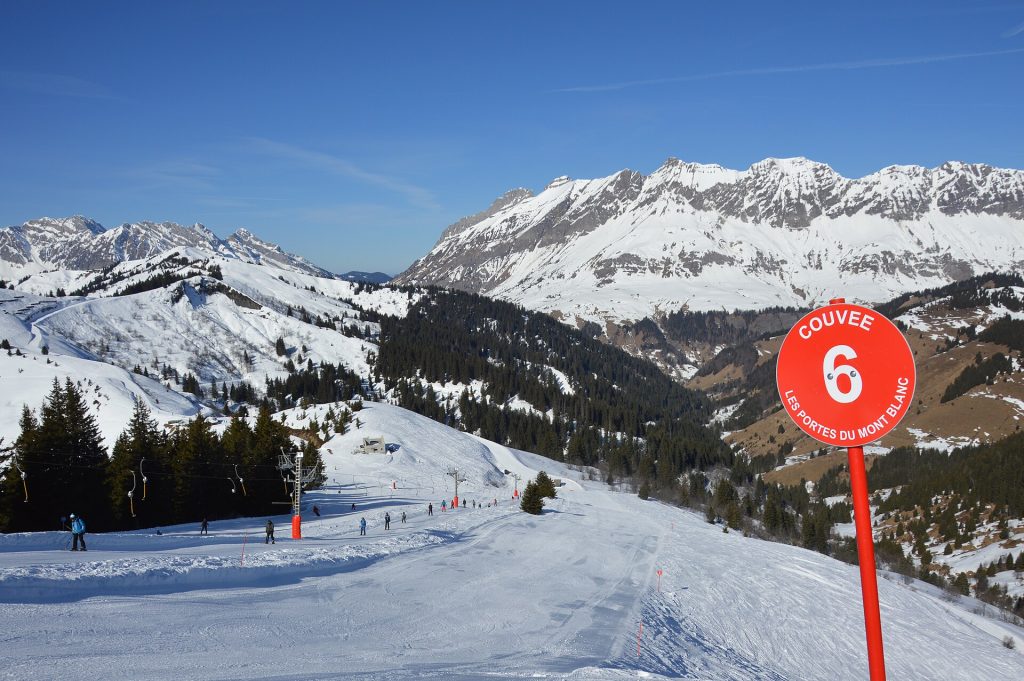 Panorama over the Grand-Bornand slopes and the Aravis range